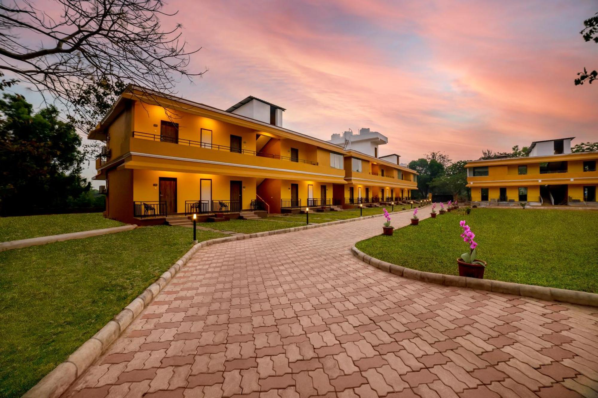 Sterling Karwar Hotel Bagian luar foto